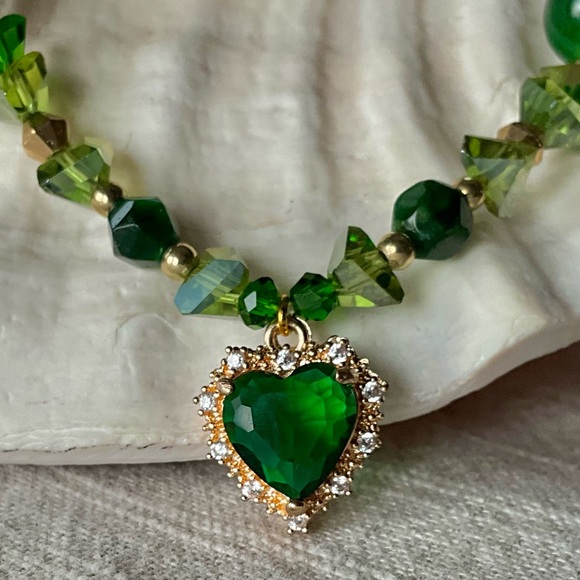 Green Heart shaped necklaces with natural stones - Picture 2 of 12